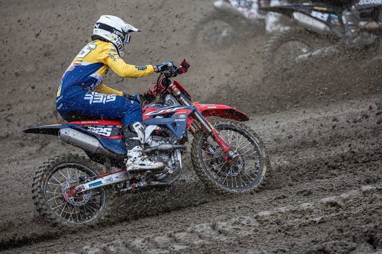 Aksi crosser binaan PT Astra Honda Honda (AHM) Delvintor Alfarizi di kelas MX2 pada ajang balap FIM Motocross World Championship (MXGP) seri Swedia, Minggu (13/8). (Dok. AHM_MXGP.Swedia)