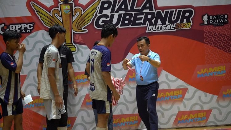 Al Haris pada penutupan Turnamen Futsal antar Pelajar SMP dan SMA/Sederajat se-Provinsi Jambi di GOR Kota baru Jambi, Senin (14/08/2023). (Foto: Diskominfo/Hori)