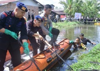 Polda Jambi Gotong Royong Bersihkan Aliran Sungai di Kuala Tungkal, Selasa (15/08/23). (Dok.Humas Polda Jambi)