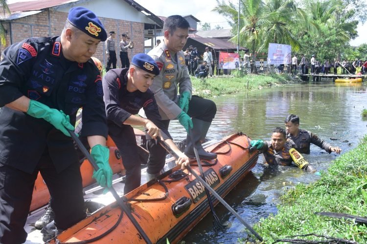 Polda Jambi Gotong Royong Bersihkan Aliran Sungai di Kuala Tungkal, Selasa (15/08/23). (Dok.Humas Polda Jambi)