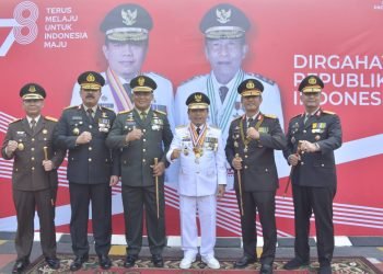 Kapolda bersama Ketua Bhayangkari Daerah Jambi Mengikuti Upacara Bendera HUT ke-78 RI di Lapangan Kantor Gubernur Jambi, Kamis (17/8/2023). (Dok. Humas Polda Jambi)