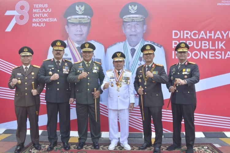 Kapolda bersama Ketua Bhayangkari Daerah Jambi Mengikuti Upacara Bendera HUT ke-78 RI di Lapangan Kantor Gubernur Jambi, Kamis (17/8/2023). (Dok. Humas Polda Jambi)