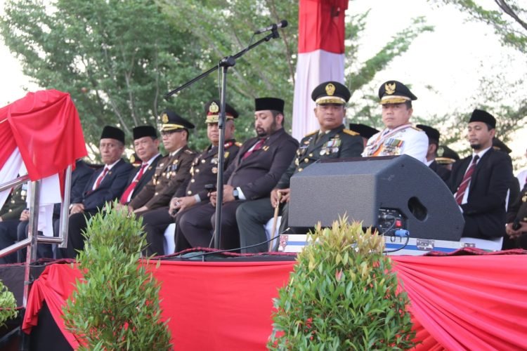 Al Haris saat Pimpin Penurunan Sang Saka Merah Putih di Lapangan Kantor Gubernur Jambi, Kamis (18/08/2023) (Foto: Diskominfo/Agus)