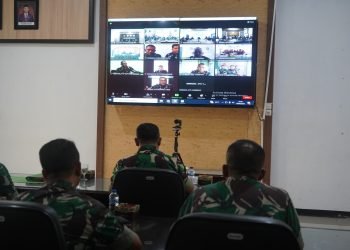 Danrem 042/Gapu Brigjen TNI Supriono, S.I.P., M.M, memberikan pengarahan kepada para Dansat dan Kabalakrem secara langsung di Ruang Rapat Makorem 042/Gapu, Kota Jambi. Jum'at (18/8/2023). (Dok.Penrem 042/Gapu)