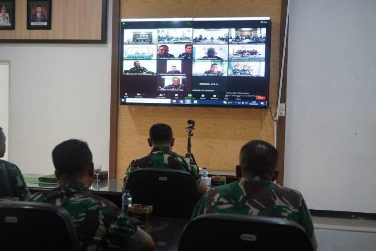 Danrem 042/Gapu Brigjen TNI Supriono, S.I.P., M.M, memberikan pengarahan kepada para Dansat dan Kabalakrem secara langsung di Ruang Rapat Makorem 042/Gapu, Kota Jambi. Jum'at (18/8/2023). (Dok.Penrem 042/Gapu)