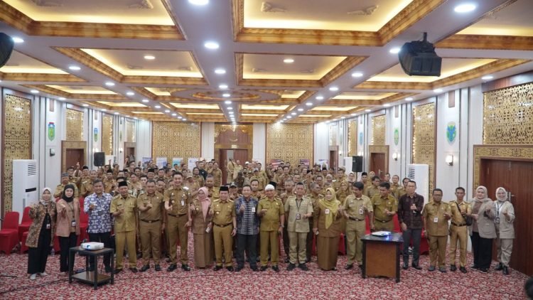 Gubernur Al Haris saat membuka kegiatan ToT Program Sobat Sikapi OJK di Ruang Pola Kantor Gubernur Jambi, Senin (21/08/2023). (Foto: Diskominfo/Patra)