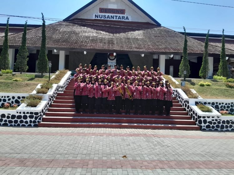 Foto Bersama Kaban Kesbangpol Kota Jambi dan para Pelatih Serta Paskibraka tahun 2023, di Tangkuban Perahu, Senin (21/08/2023). (Dok Foto: RJ.COM)