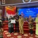 Gubernur Al Haris menyerahkan Piagam Penghargaan Kota Layak Anak se Provinsi Jambi, di Auditorium Rumah Dinas Gubernur Jambi, Selasa (22/08/2023). (Dok. Erik - Kominfo)