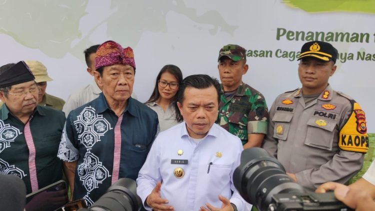 Gubernur Jambi pada acara Penanaman 11.920 pohon dan semak di Kawasan Cagar Budaya Nasional Muaro Jamb, Rabu (23/08/2023). (Dok. Otoy)