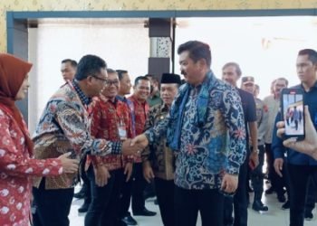 Menteri ATR/BPN Hadi Tjahjanto disambut Gubernur Jambi Al Haris di Bandara Sultan Thaha Jambi, Kamis (24/08/2023). (Dok. Otoy)