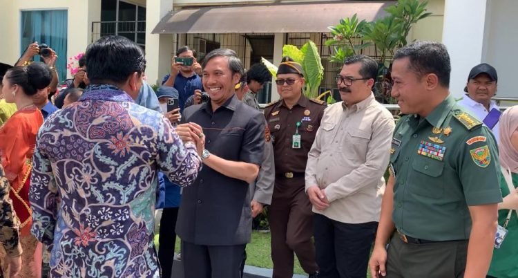 Edi Purwanto saat dampingi  Kunker Menteri TR/BPN RI  di Kawasan Candi Muaro Jambi, kab. Muaro Jambi, Kamis (24/08/2023). (Dok. Humas DPRD)