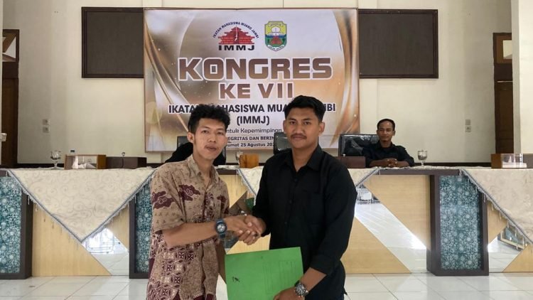 Galuh Tahta (Kiri) dan Muhamad Muhlisin Yusuf (Kanan) menyerahkan SK Kepimpinan IMMJ Periode 2023-2025 di Aula BKD Muaro Jambi, Jumat (25/08/2023) (Dok. Deni)