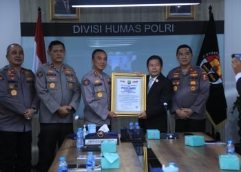 Divhumas Polri Raih Presisi Award Atas Prestasi Strategi Komunikasi Publik di Ruangan Div Humas  Polri, Senin (28/08/2023).  (Dok. Div Humas Polri)