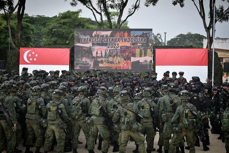 Kasad dan Chief of Army SAF pada Penutupan Latma  Safkar Indopura ke-35 Tahun 2023 di Murai Urban Training Facilities (MUTF), Singapura, Senin (28/8/2023) (Dok. Dispenad
