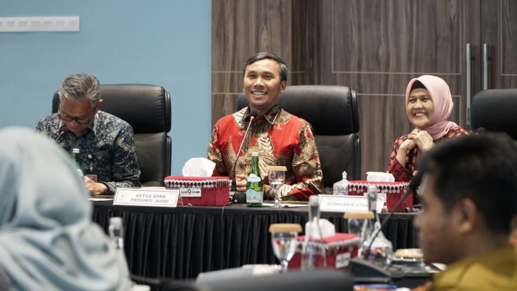 Edi Purwanto saat menghadiri silaturahmi dan penyampaian laporan kinerja Bank Jambi di Grand Ballroom Joesoef Singadekane, Gedung Mahligai, Telanai Pura, Selasa (29/8).(Dok. Humas)