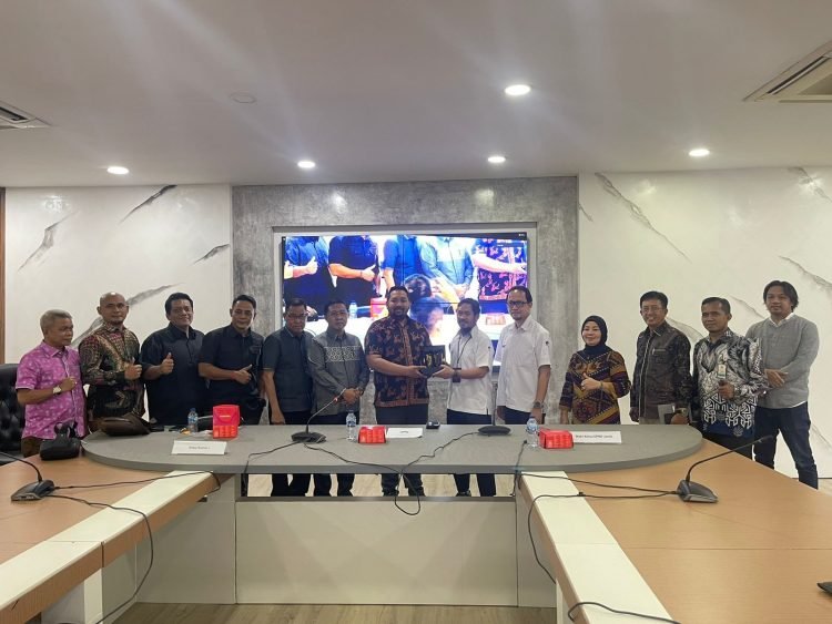 Pinto bersama Pansus I di Kemenkominfo di Jakarta, Senin (29/08/2023). (Dok.Humas DRPD)