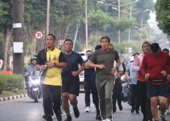 Wakapolda Jambi Olahraga bersama Irwasum dan Irwil 1 Itwasum Polri dikawasan The hok kota Jambi, Rabu, (30/08/2023). (Dok. Humas Polda Jambi)