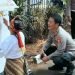 Kadiv Humas Polri Irjen Sandi Nugroho bersama salah satu peserta lomba lukis di Auditorium Mutiara STIK Lemdiklat Polri pada hari ini, Rabu, (30/8/2023). (dok. Div Humas Polri)