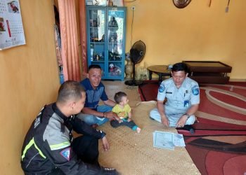 Petugas Jasa raharja saat mengunjungi rumah ahli waris di Desa Pondok Meja, , Senin, (28/8/2023) . (Dok. Riksa)