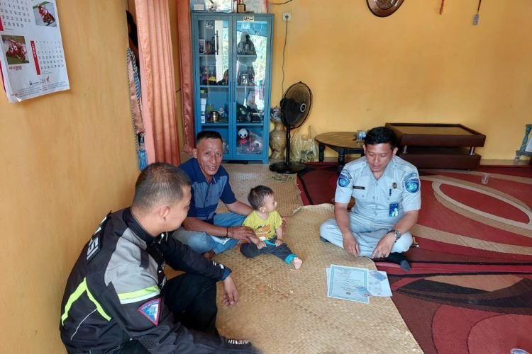 Petugas Jasa raharja saat mengunjungi rumah ahli waris di Desa Pondok Meja, , Senin, (28/8/2023) . (Dok. Riksa)