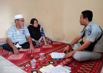 Petugas Jasa raharja saat mengunjungi rumah ahli waris di  Kelurahan Payo Selincah, Kecamatan Jambi Timur, Kota Jambi , Senin, (28/8/2023) . (Dok. Riksa)