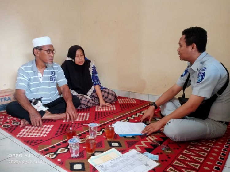 Petugas Jasa raharja saat mengunjungi rumah ahli waris di  Kelurahan Payo Selincah, Kecamatan Jambi Timur, Kota Jambi , Senin, (28/8/2023) . (Dok. Riksa)