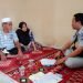Petugas Jasa raharja saat mengunjungi rumah ahli waris di  Kelurahan Payo Selincah, Kecamatan Jambi Timur, Kota Jambi , Senin, (28/8/2023) . (Dok. Riksa)