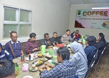 Kabid Humas Gelar Coffee Morning bersama Media Unit Polda Jambi, di Warung Sarapan Pagi Kiniko Jambi, Kamis, (31/08/2023). (Dok. Humas Polda Jambi)