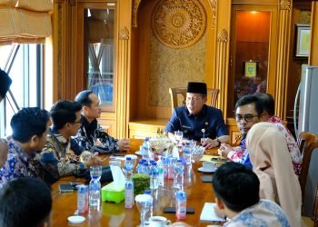 Abdullah Sani menerima audiensi KPID Provinsi Jambi di Ruang Rapat Wagub Jambi, Kamis (31/08/2023) (Foto : Patra -Kominfo)