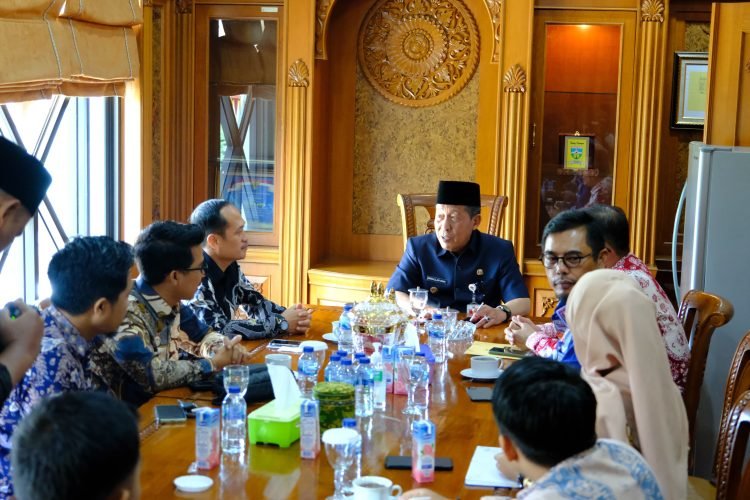 Abdullah Sani menerima audiensi KPID Provinsi Jambi di Ruang Rapat Wagub Jambi, Kamis (31/08/2023) (Foto : Patra -Kominfo)