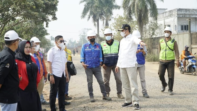 Edi Purwanto saat Tinjau Pembangunan Jalan Bantuan Inpres di Talang Duku dan Sungai Gelam, Senin (4/9). (Dok. Humas DPRD Provinsi Jambi)