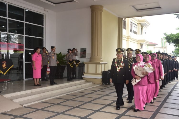 Pelaksanaan Wisuda Purna Bhakti Personel Polda Jambi, di Lantai IV Mapolda Jambi, Rabu, (6/9/2023).(Dok. Humas Polda Jambi)