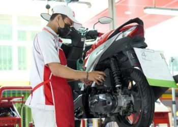 Mekanik AHM saat melakukan Pengecekan sepeda motor konsumen di bengkel AHASS Jambi,  Jumat (01/09/2023). (Dok. Ajeng Sinsen)