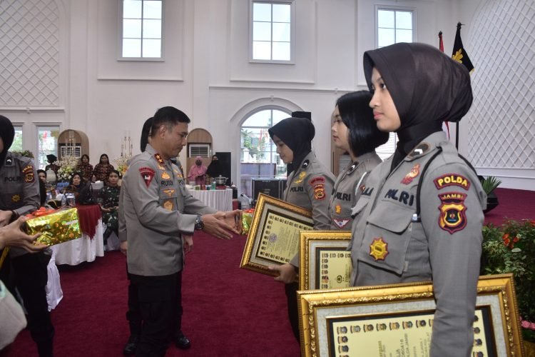 Kapolda Jambi menghadiri kegiatan syukuran Hari Jadi ke-75 Polwan RI  di Gedung Maulidia Convention Center, Jum'at  (01/09/2023).  (Dok. Humas Polda Jambi)