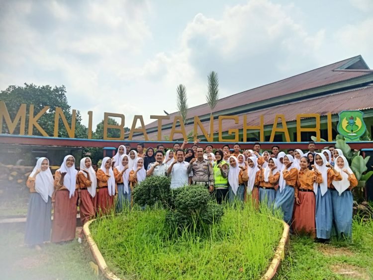 Poto bersama usai kegiatan program PPKL di SMK N 1 Batanghari, Rabu, (30/08). (Dok. Riksa JR)