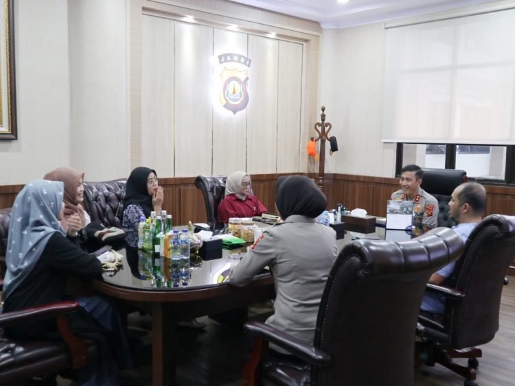 Kapolda Terima Kunjungan Silaturahmi Pengurus KOHATI Badko HMI Jambi, diruang kerjanya, Jum'at, (01/09/2023). (Dok. Humas Polda Jambi)