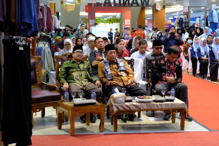 Wagub saat membuka Job Fair dan Pameran Hasil Karya Siswa/i SMK Negeri 5 Kota Jambi, bertempat di Mall Ramayana Lantai 2 Jambi, Sabtu, (02/09/2023). (Foto:  Sopbirin - Kominfo)