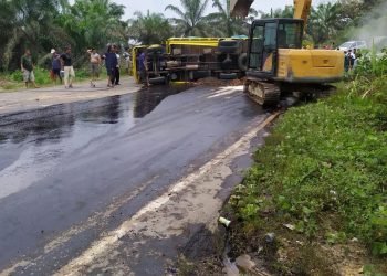 Truk yang diduga bermuatan minyak mengalami kecelakaan tunggal di Jalan Lintas Timur, KM 105, Kec, Merlung Kab. Tanjab Barat, Senin (04/09/2023) (Dok. Realita Jambi)