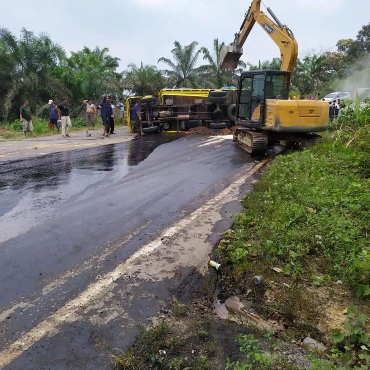 Truk yang diduga bermuatan minyak mengalami kecelakaan tunggal di Jalan Lintas Timur, KM 105, Kec, Merlung Kab. Tanjab Barat, Senin (04/09/2023) (Dok. Realita Jambi)