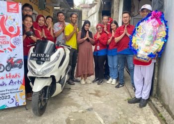 Jajaran pimpinan PT Sinar Sentosa Primatama (Sinsen) melakukan pengantaran unit motor kerumah konsumen  di Kota Jambi sekalisus memberikan souvenir dan parcel, Senin (4/9) (Dok.Ajeng Sinsen)
