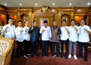 Wagub Sani saat membuka Sosialisasi Pedoman Perilaku Penyiaran dan Standar Pelanggaran Pemilu 2024 di Ruang Pola Kantor Gubernnur Jambi, Rabu (06/09/2023). (Foto: Sopbirin -Kominfo)