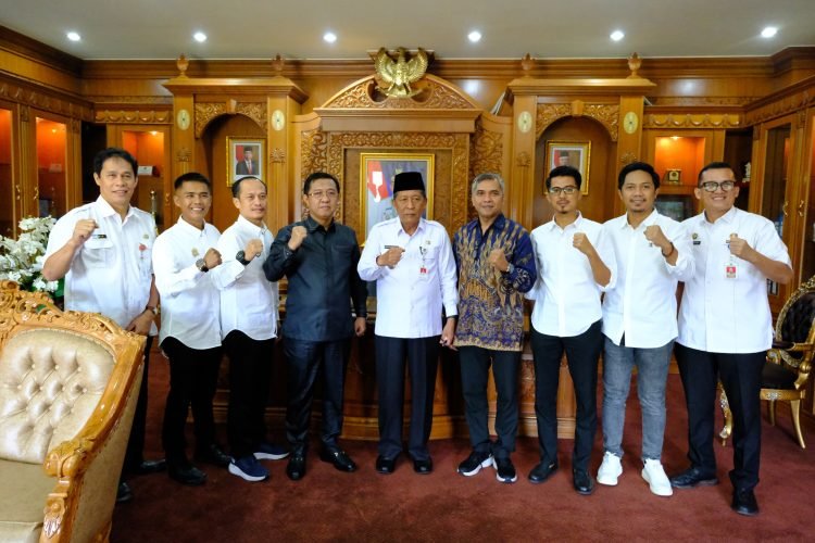 Wagub Sani saat membuka Sosialisasi Pedoman Perilaku Penyiaran dan Standar Pelanggaran Pemilu 2024 di Ruang Pola Kantor Gubernnur Jambi, Rabu (06/09/2023). (Foto: Sopbirin -Kominfo)