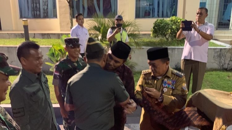 Edi Purwanto sambut kedatangan Kasad Jenderal TNI, Dudung Abdurachman, di VIP Room Bandara Sultan Thaha Jambi, Rabu (6/9/23). (Dok. Humas DPRD)