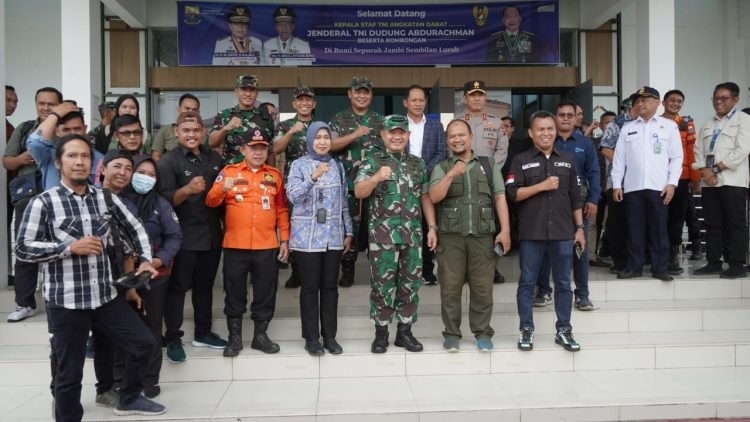 Al Haris mendampingi Kasad Jenderal TNI Dr. H. Dudung Abdurachman, S.E., M.M., yang melaksanakan Kunjungan kerja di Provinsi Jambi, Kamis (07/09/2023). (Foto:Erict Sutriedi -Kominfo)