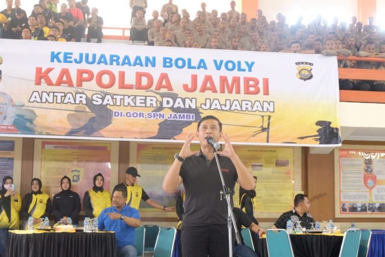 JAMBI - Dalam rangka memperingati Hari Olahraga Nasional (HAORNAS) ke -40 tahun 2023, Polda Jambi menggelar Kejuaraan Bola Voli Kapolda Jambi pada Sabtu, (09/09/2023).