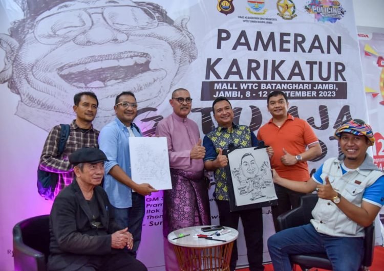 Kabid Humas Polda Jambi, Kombes Pol. Mulia Prianto saat menghadiri Pameran Karikatur di Mall WTC Jambi, Minggu (10/09). (Dok.Deni)