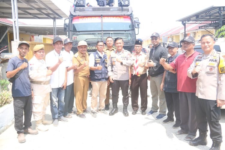 Kapolda Jambi Turun Langsung Berikan Bantuan Air Bersih ke Rumah Warga diPerumahan Villa Cendana Asri Kel. Bakung Jaya Kec. Jambi Selatan,  Kota Jambi, Senin, (11/09/2023). (Dok.Humas Polda Jambi)