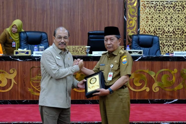 Wagub Sani Terima Kunjungan Kerja Anggota DPD RI di Ruang Pola Kantor Gubernur Jambi, Senin (11/09/2023).(Foto : Sobirin - kominfo)