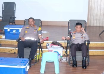 Kapolda Jambi saat mendonorkan darah di Ruang RTMC Ditlantas Polda Jambi, Rabu, (13/08/2023). (Dok.Humas Polda Jambi)