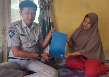 Petugas Jasa Raharja Jambi Sampaikan Amanah Santunan kepada Isteri di Tebo Ulu, Rabu (13/09/2023). (Dok. Riska - JR)
